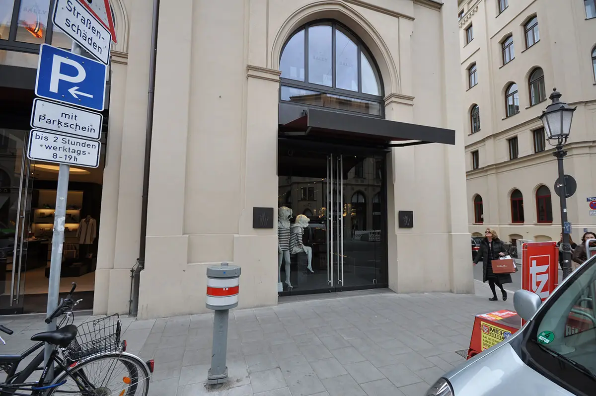 Moncler, Maximilianstrasse 11–15, Munich