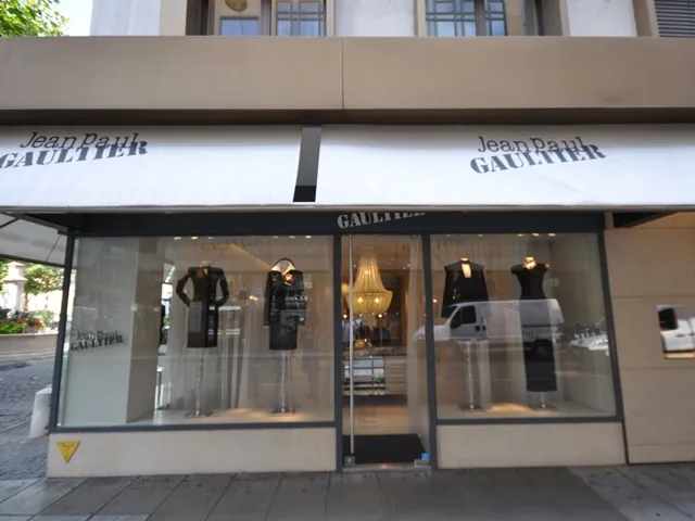 Giorgio Armani, Rue du Rhône 19, Geneva – before
