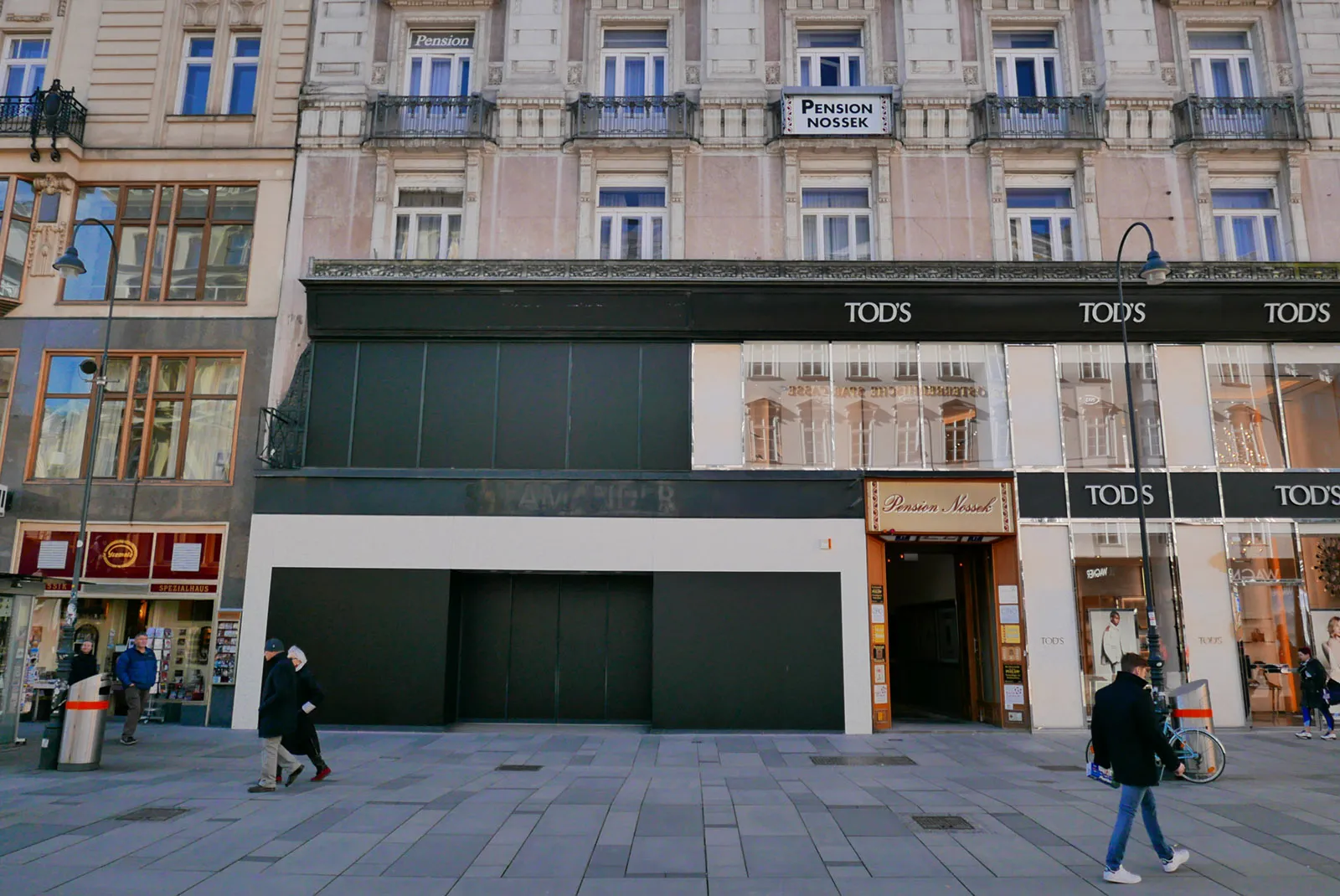 Saint Laurent, Graben 17, Vienna – before